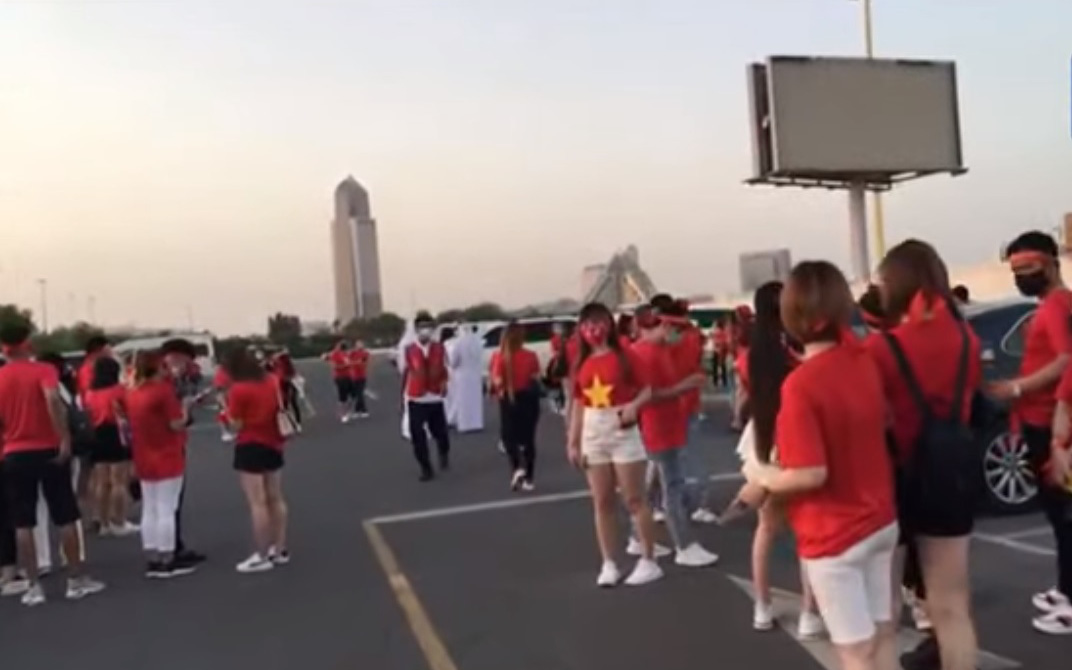 CĐV và tuyển Việt Nam hâm nóng không khí SVĐ Zabeel trước trận đấu then chốt với tuyển UAE