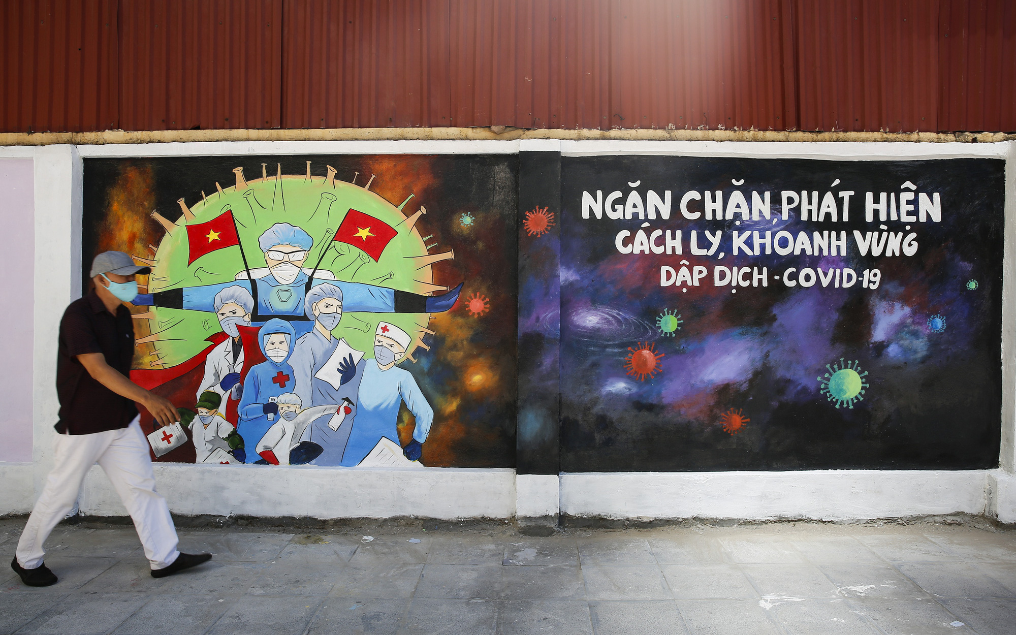 Hà Nội: Nhiều đoàn thanh niên vẽ tranh phòng, chống dịch Covid-19 thu hút người đi đường