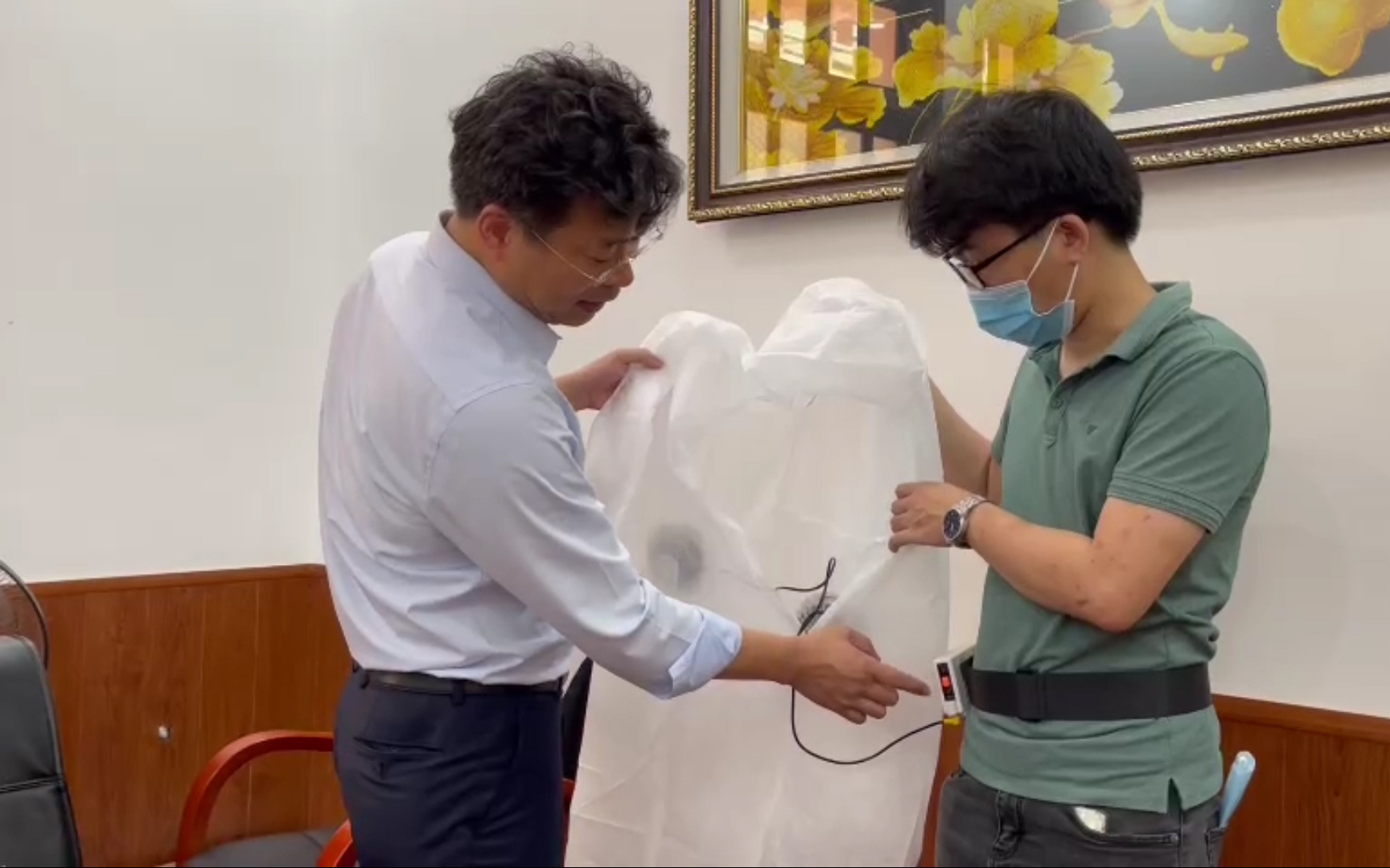 Video: Cận cảnh bộ đồ bảo hộ có gắn quạt giúp chống nóng cho nhân viên y tế 