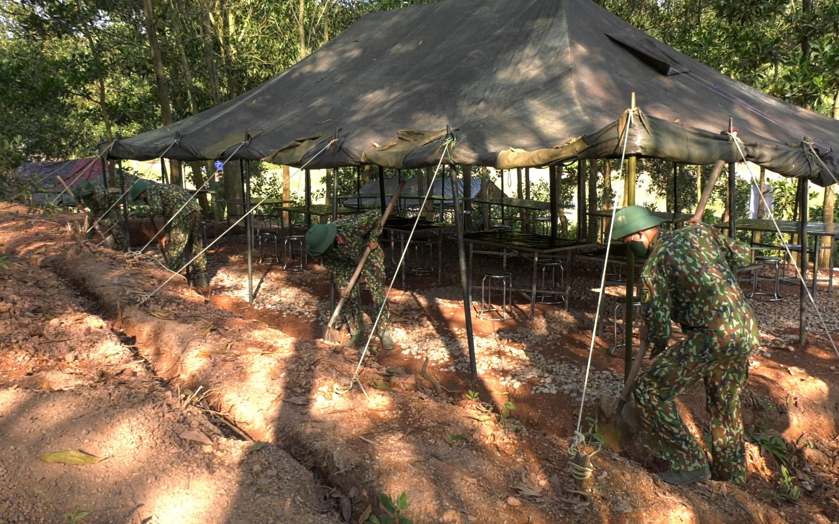 Dịch Covid-19: Bộ đội vào rừng ở, nhường doanh trại cho người cách ly tại Bắc Giang