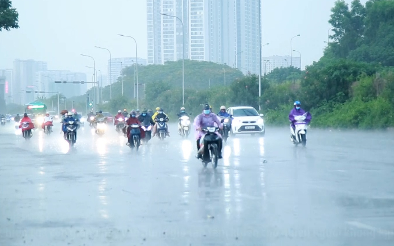 Đang oi nóng 40 độ, Hà Nội bất ngờ mưa giông lúc tan tầm khiến nhiều người không kịp trở tay