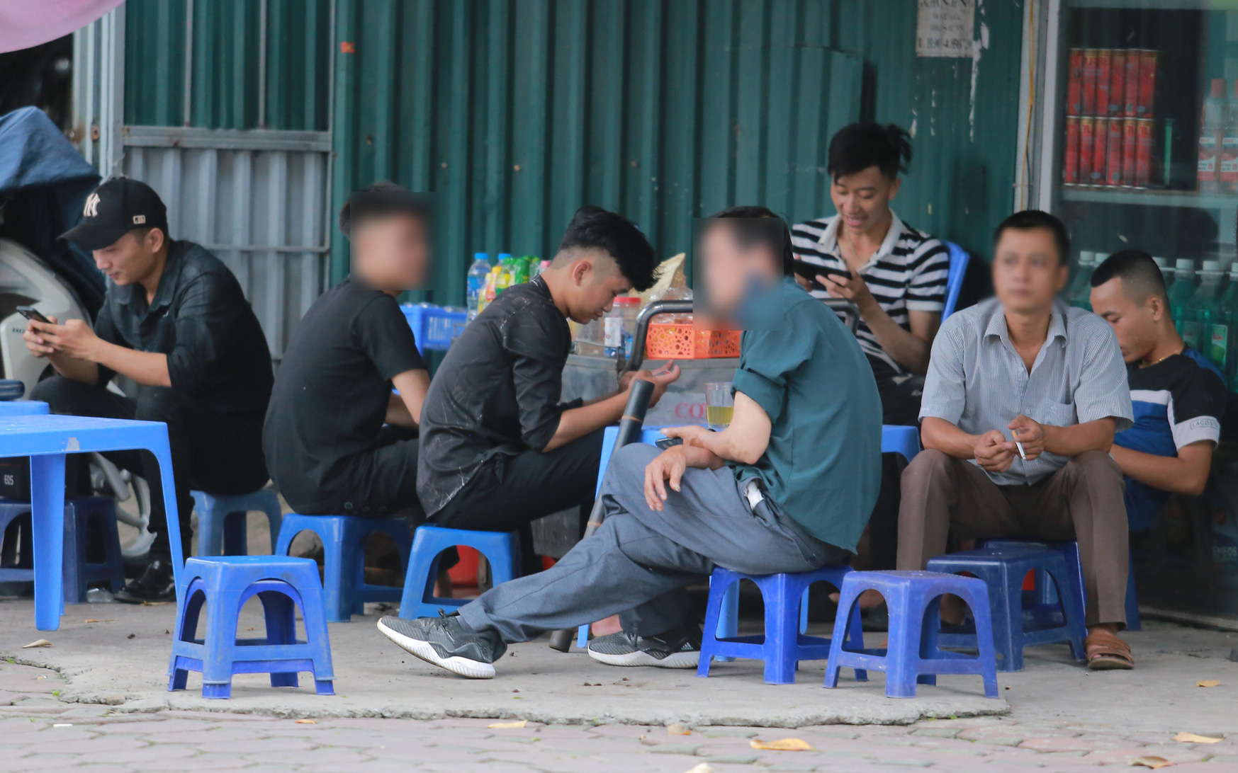 Hàng loạt quán trà đá vỉa hè mở bán trở lại dù Hà Nội chưa cho phép hoạt động