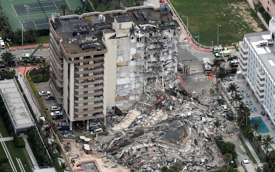 Ảnh: Tòa nhà 12 tầng tại Mỹ bị sập khiến hơn 100 người chết, bị thương và mất tích