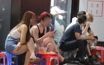 Hàng loạt quán ăn, cà phê ở Hà Nội vẫn tấp nập khách sau 21h