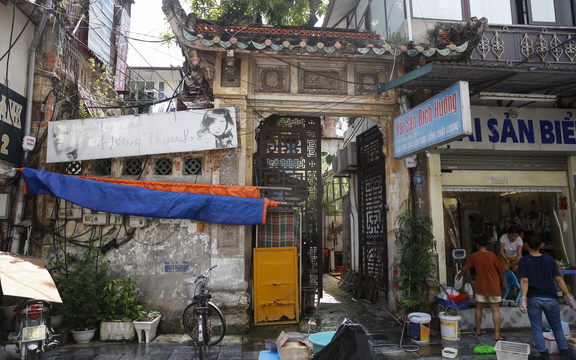 Xót xa nhìn biệt thự 100 tuổi đẹp nức tiếng ở Hà Nội bị xâm lấn nghiêm trọng 