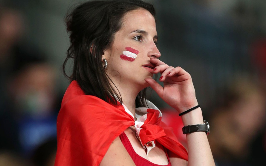 Loạt hình ảnh đẹp lượt trận loại trực tiếp đầu tiên Euro 2020: Màu áo thiên thanh tiếp bước những chú lính chì 