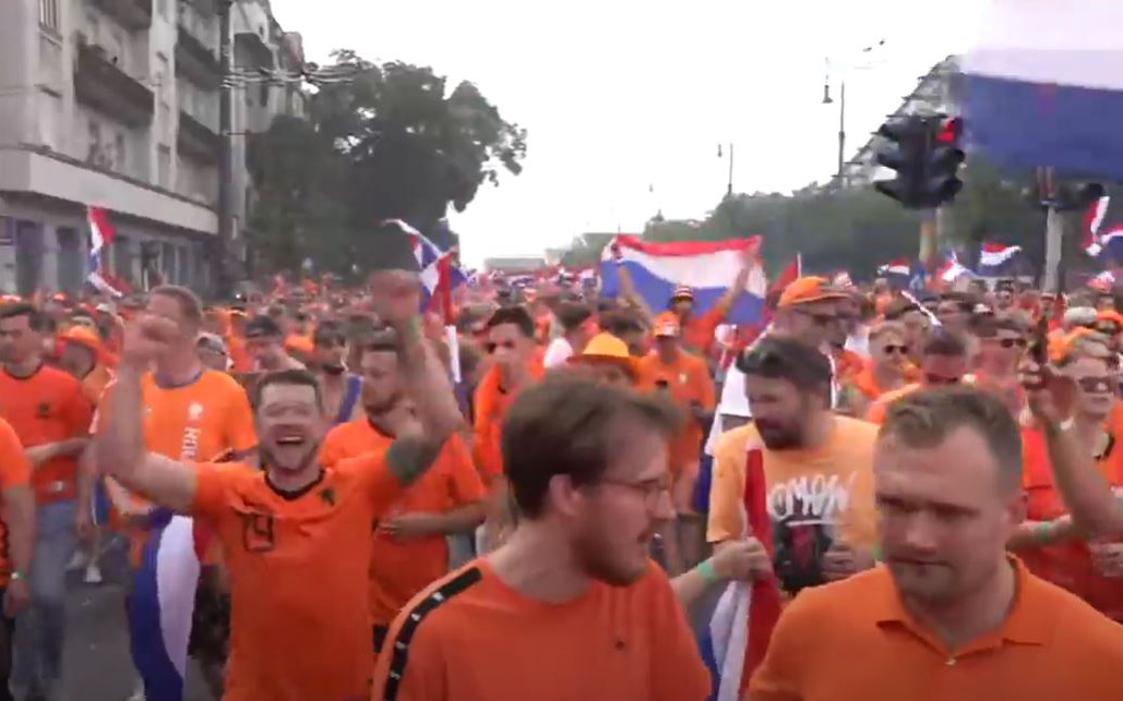 [TRỰC TIẾP] Rực sắc cam, CĐV Hà Lan diễu hành rầm rộ ở Budapest trước trận Hà Lan vs Cộng hòa Séc