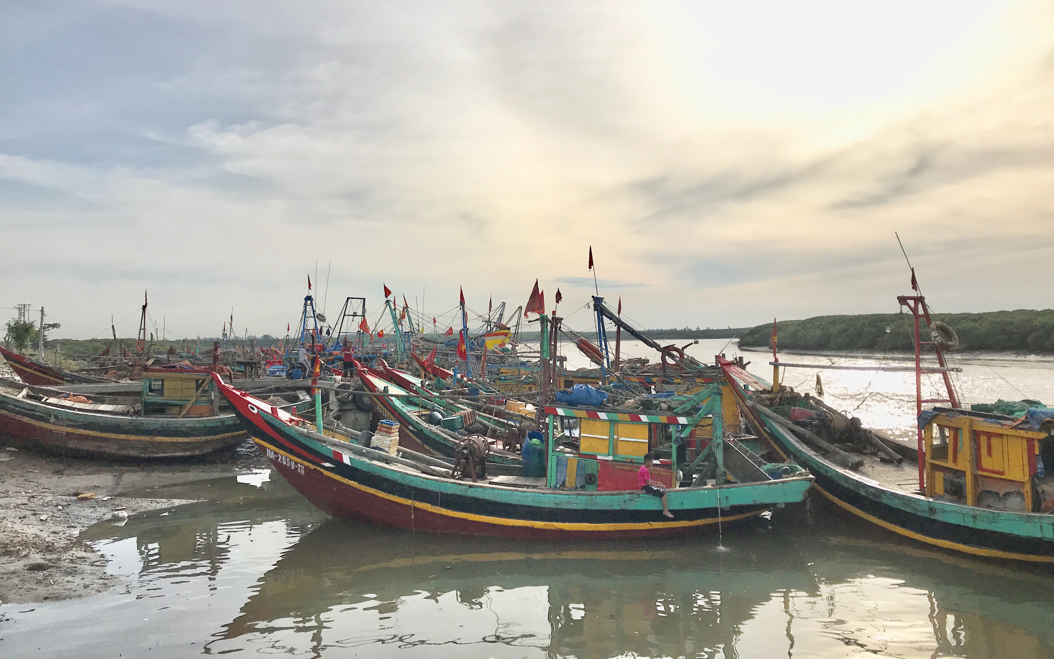 Hàng trăm tàu thuyền ở Nghệ An gác bến vì dịch Covid - 19