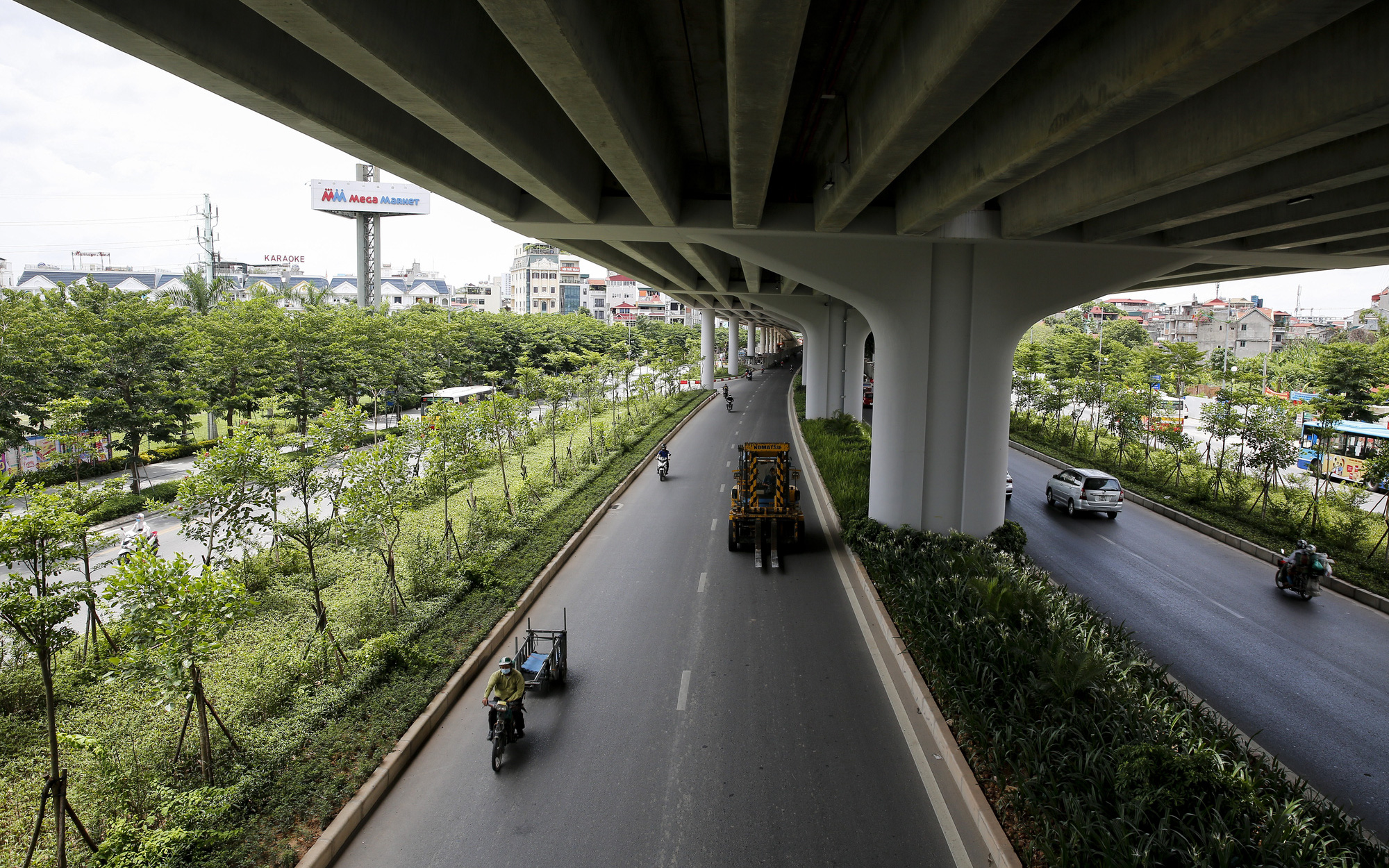 Hà Nội: Con đường trở thành “ốc đảo” mát rượi bởi đường trên cao và cây xanh