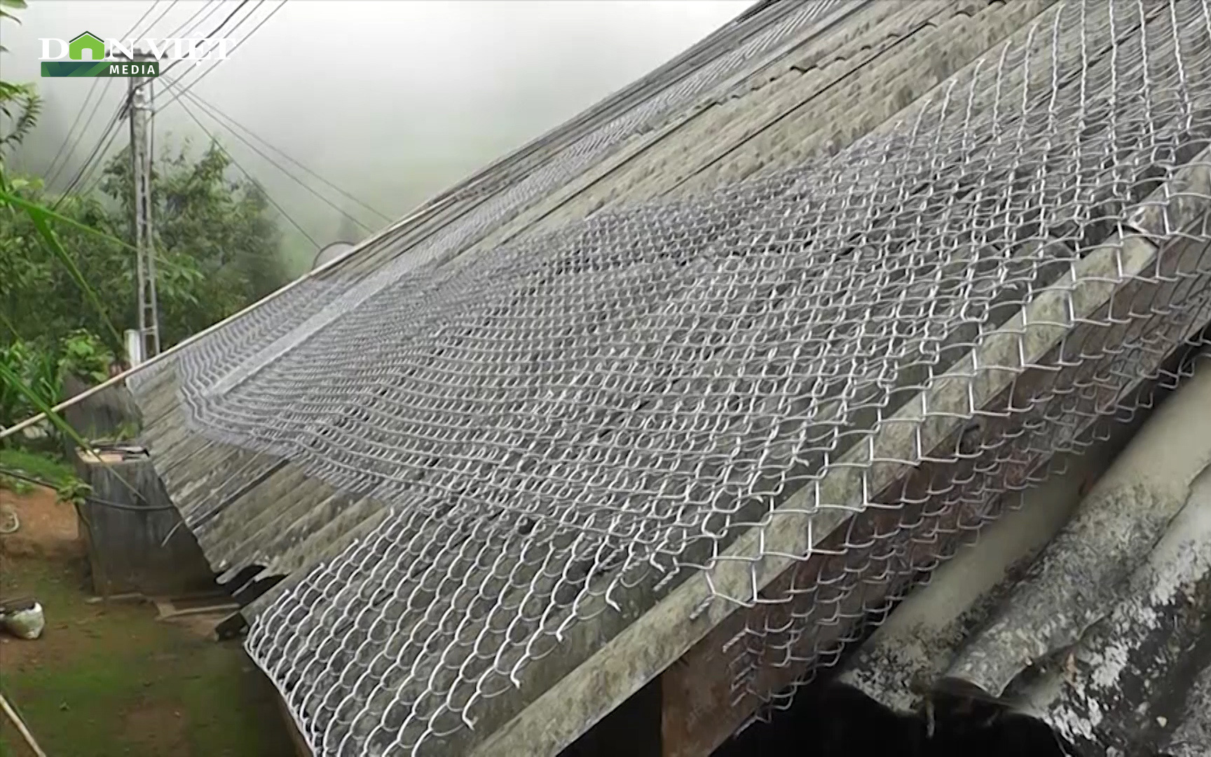 Hà Giang: Gia cố lại mái nhà bằng lưới thép B40 để phòng giông lốc, gió lớn