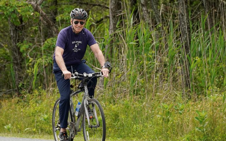 Ảnh thế giới 7 ngày qua: Tổng thống Joe Biden đạp xe, ông Putin nói có động cơ chính trị khi cấm vaccine Sputnik V