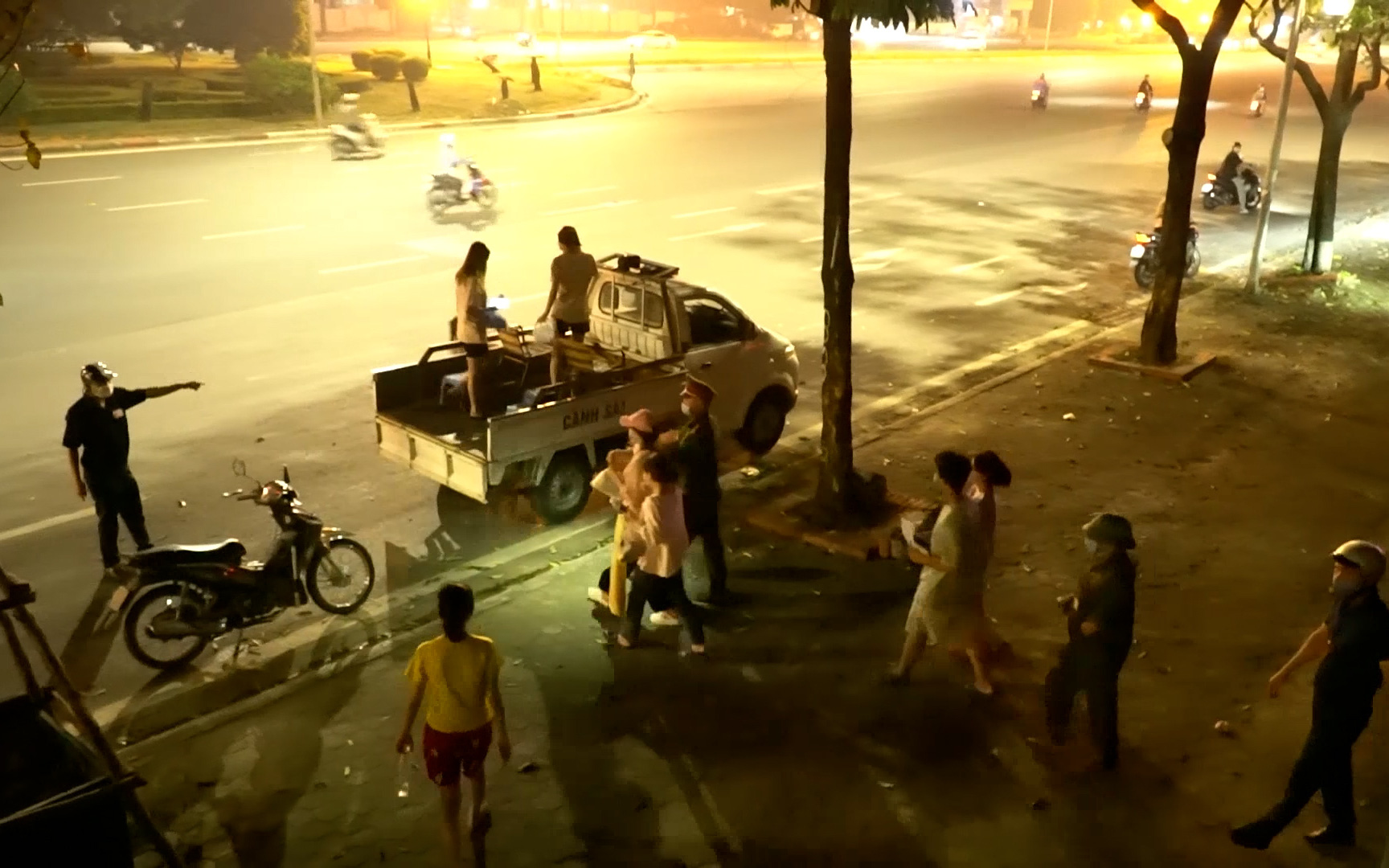 Dịch Covid-19: Người dân Hà Nội chạy tán loạn khỏi cầu đi bộ khi bị kiểm tra