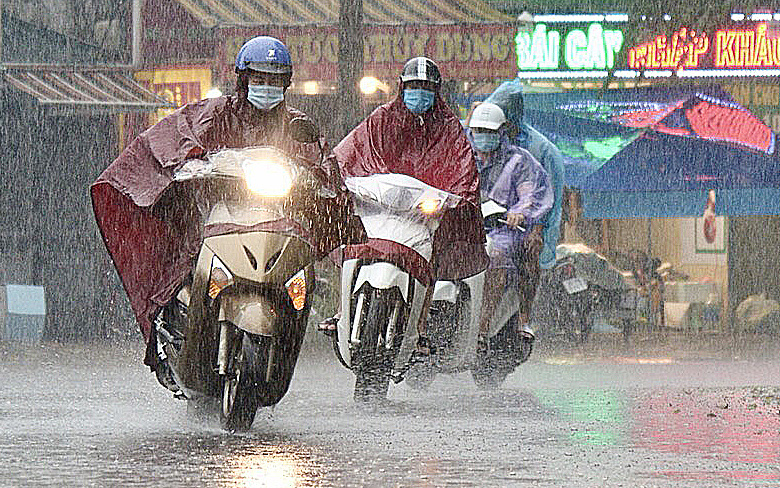Bầu trời Hà Nội mưa liên tiếp, thời tiết mát mẻ sau nhiều ngày nắng nóng gần 40 độ C