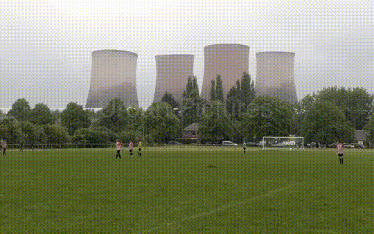 Hình ảnh 4 tháp nhà máy điện, biểu tượng của nền công nghiệp Anh bị đánh sập trong vài giây