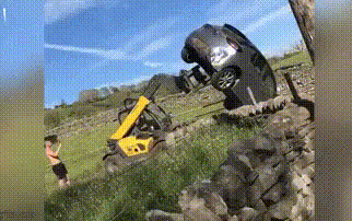 Video: Người nông dân nổi giận dùng máy nâng hàng để “xúc đổ” ô tô con chặn ở cổng