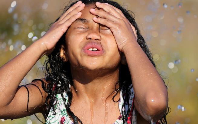 Hủy bỏ tiêm vắc xin, người dân đổ xô ra bể bơi do nắng nóng trên 40 độ C tại Mỹ
