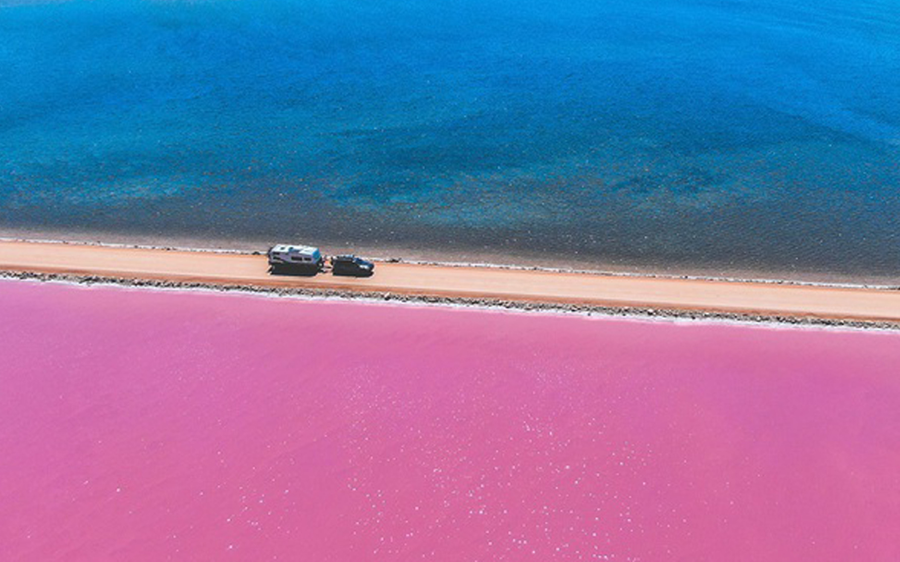 Kỳ lạ hồ nước 2 màu hồng, xanh ở 