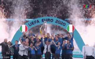 Khoảnh khắc Italia nâng cao chiếc cúp vô địch EURO 2020