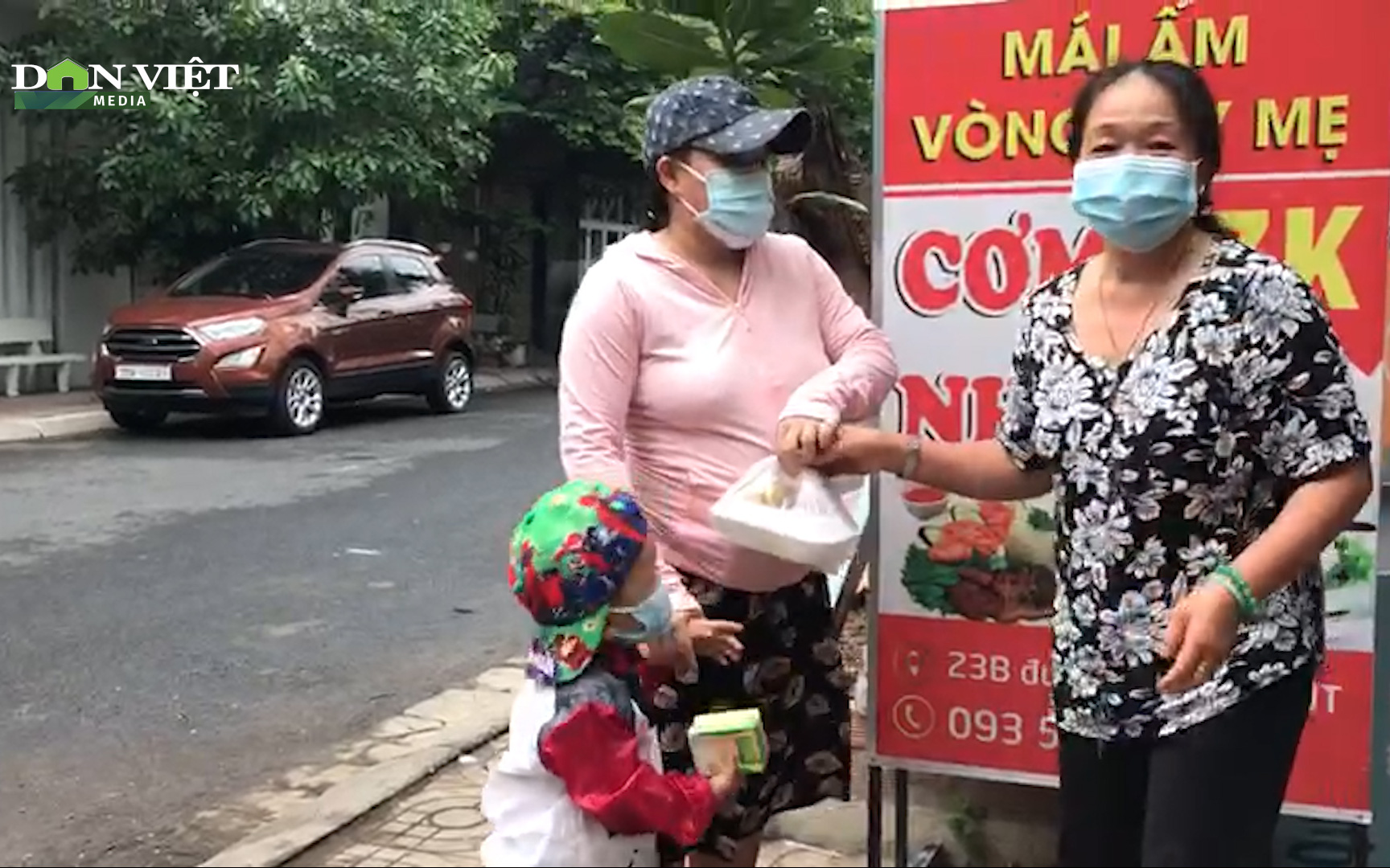 Nha Trang: Điểm phát cơm miễn phí cho dân nghèo và những hộ bị phong tỏa