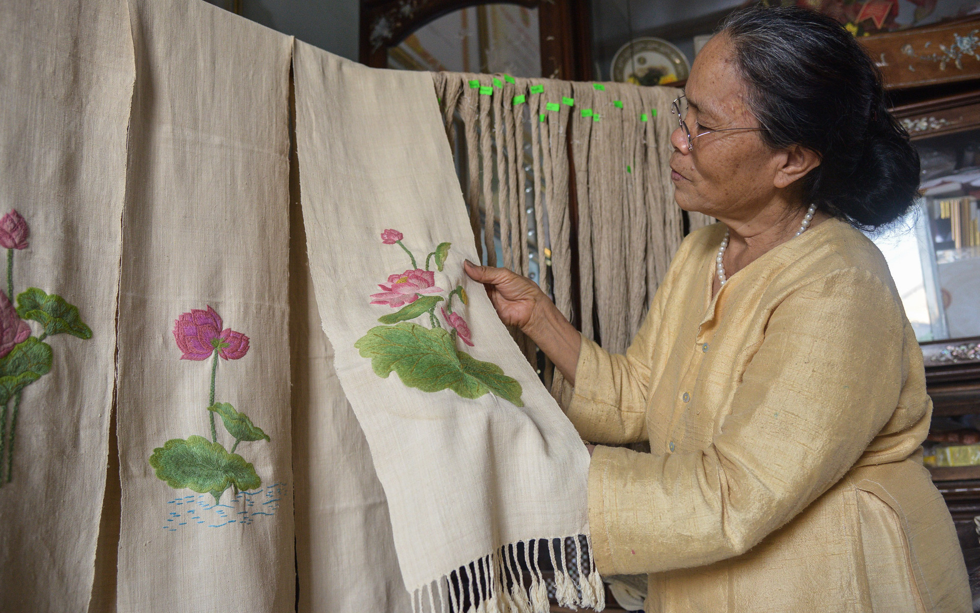 Nghệ nhân 70 tuổi dệt lụa từ tơ sen, xuất khẩu sang Mỹ và Nhật Bản