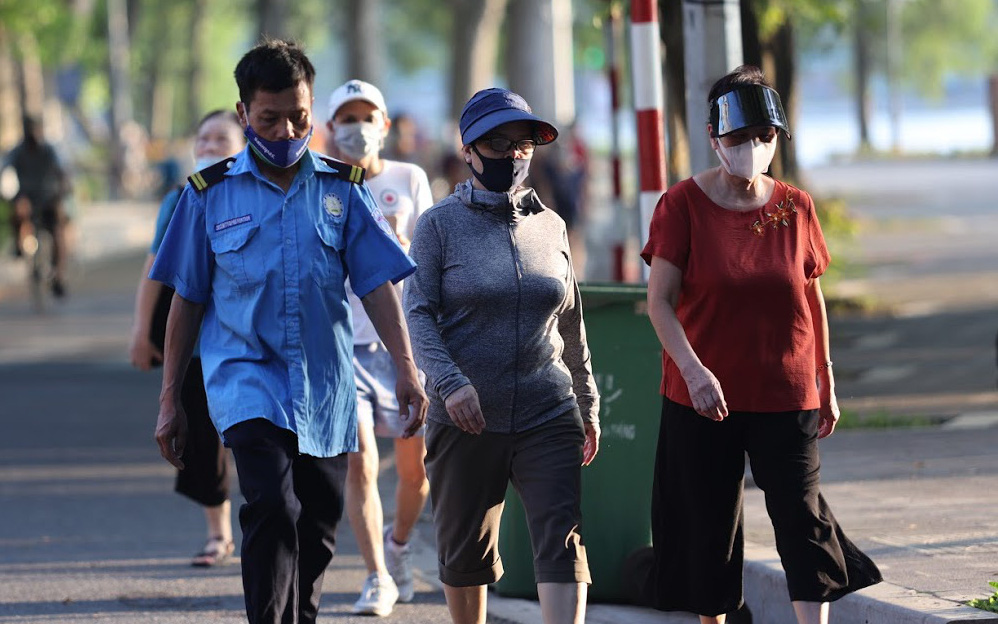 Hà Nội: Người dân vẫn vô tư tập thể dục, tập trung đông người vào mỗi buổi sáng