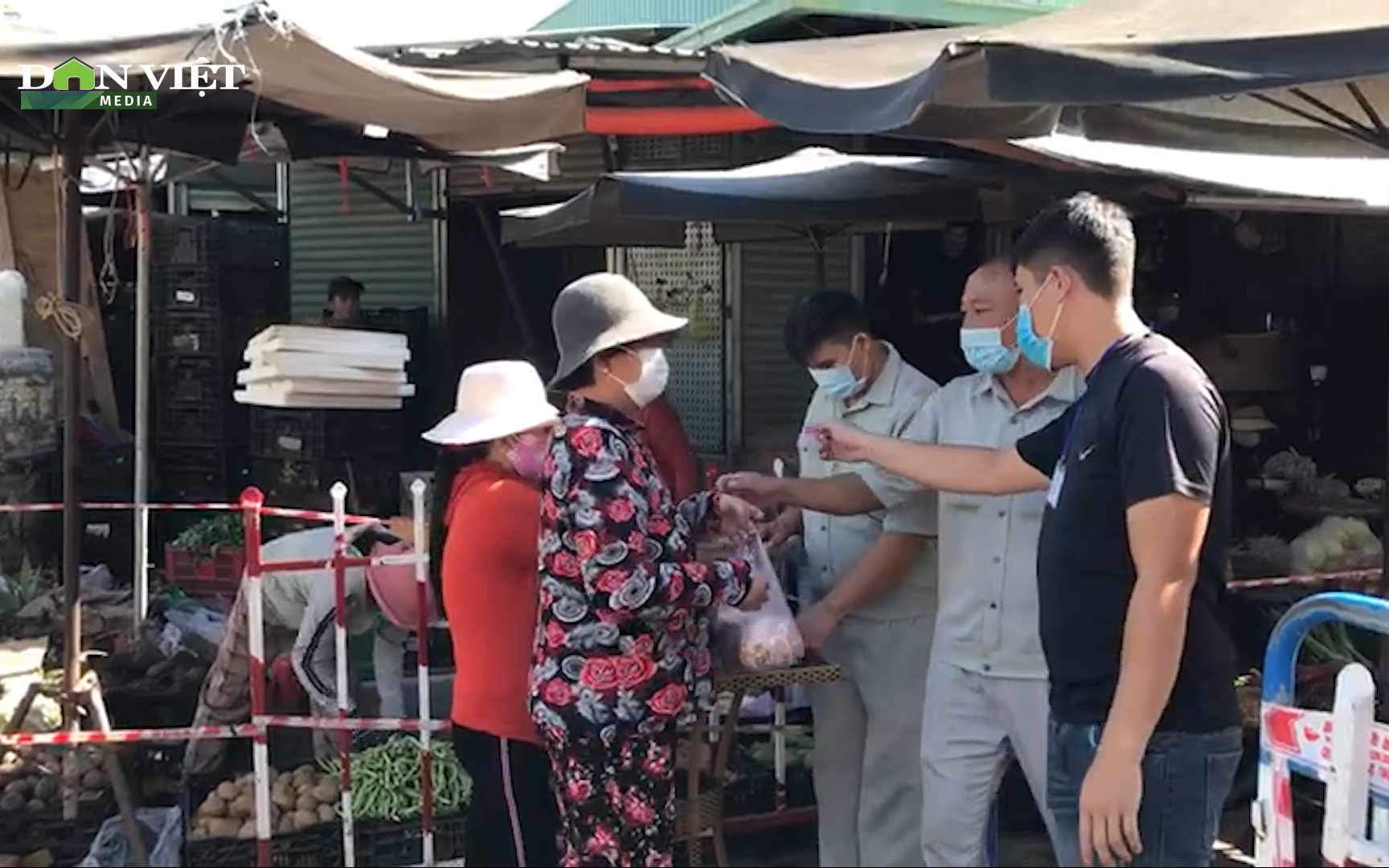 Ngày đầu tiên người dân Nha Trang đi chợ, siêu thị bằng thẻ