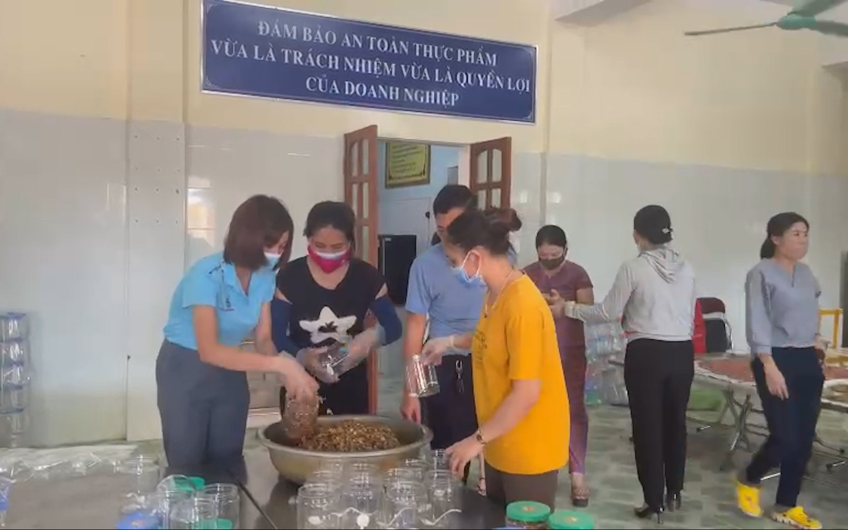 Nghệ An: Bà con miền biển phường Nghi Hải rang cá khô gửi tặng nhân dân TP.HCM
