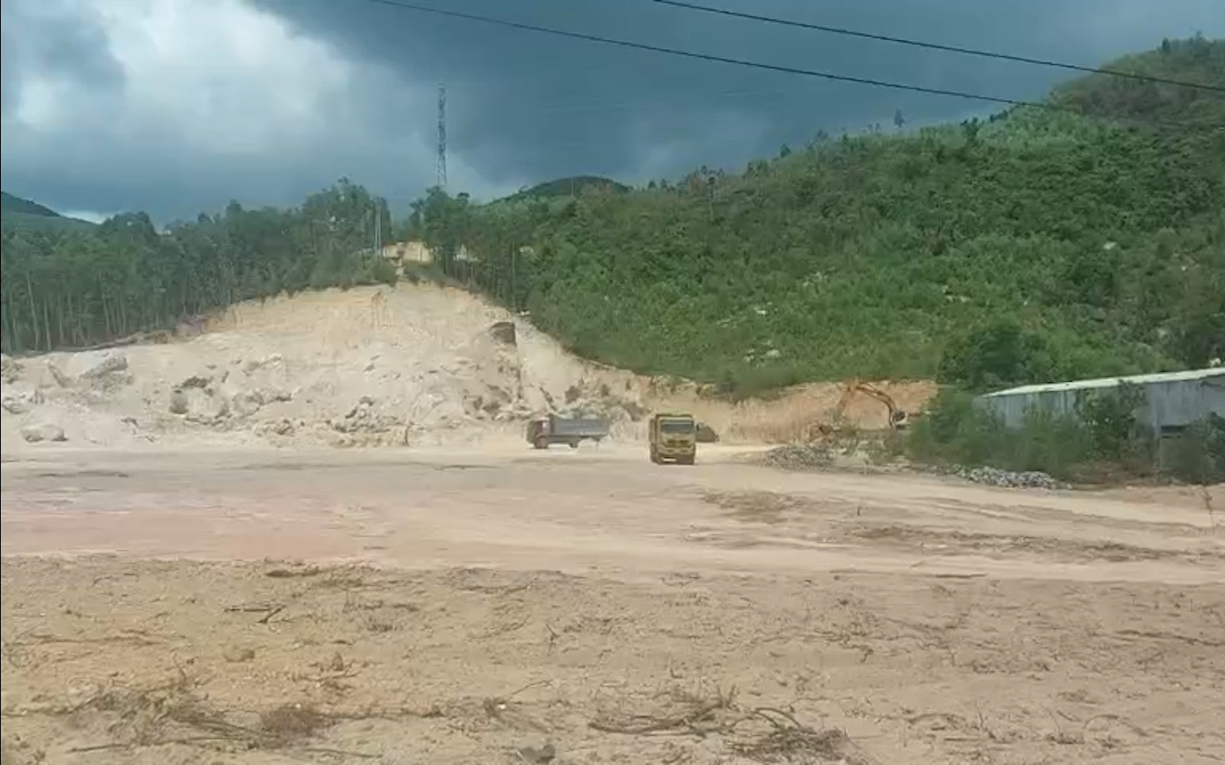 Video: Khai thác đất trái phép rầm rộ ở Bình Định, nhưng không ai chịu trách nhiệm