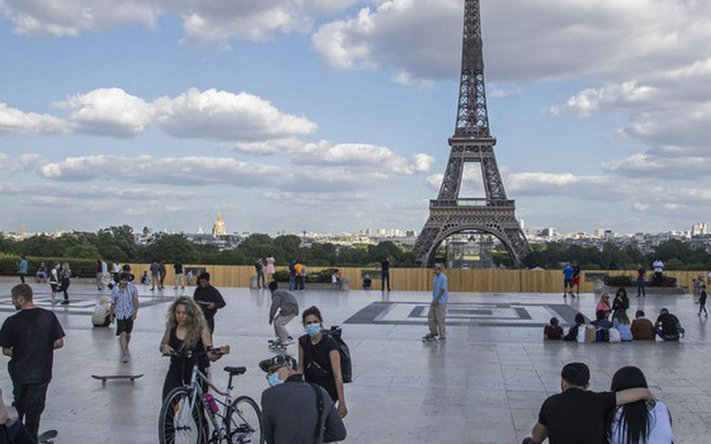 Tháp Eiffel mở cửa trở lại sau 9 tháng đóng cửa do dịch Covid-19
