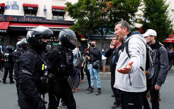 Video: Cảnh sát Pháp xịt hơi cay vào người dân biểu tình phản đối quy tắc hộ chiếu Covid-19