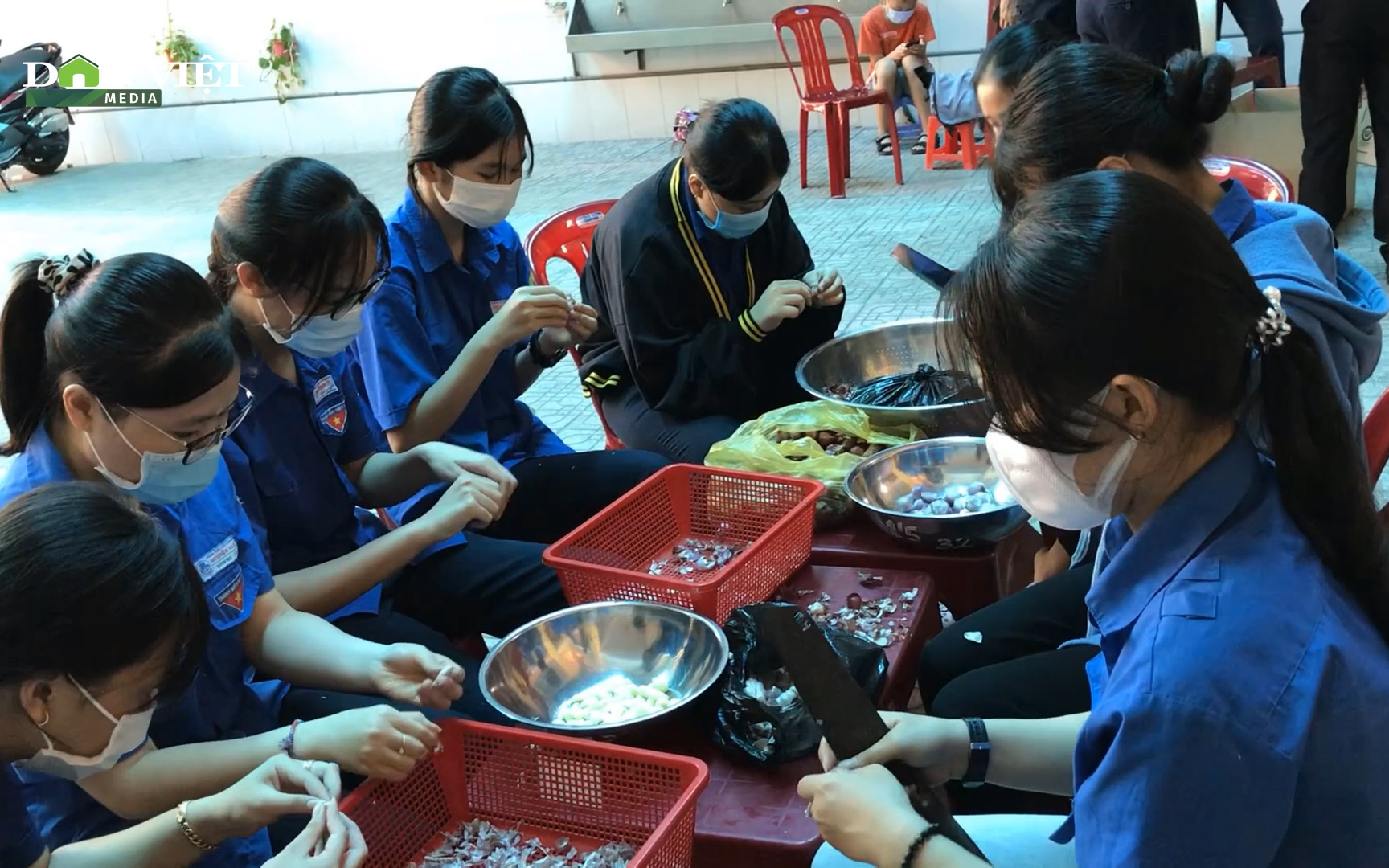 Xúc động hình ảnh người dân Huế mổ lợn, kho thịt, cá gửi hỗ trợ TP.Hồ Chí Minh