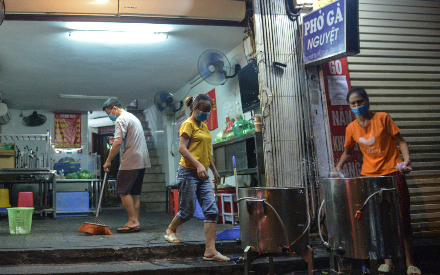 Hà Nội: Công an nhắc nhở, hàng loạt cửa hàng vội vàng đóng cửa trước 0h ngày 19/7