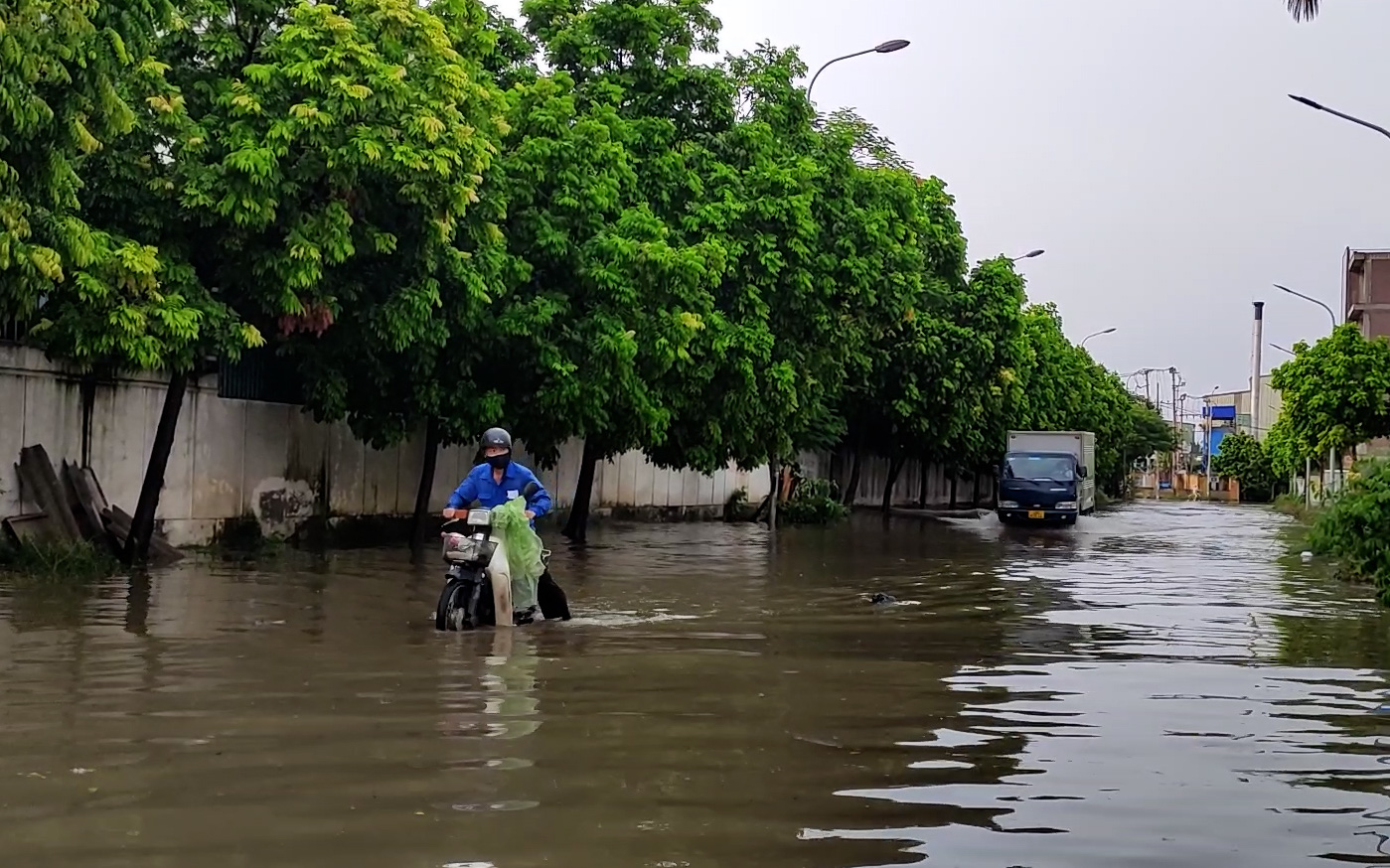 Video: Trận mưa lớn giải nhiệt khiến nhiều tuyến đường Hà Nội ngập sâu