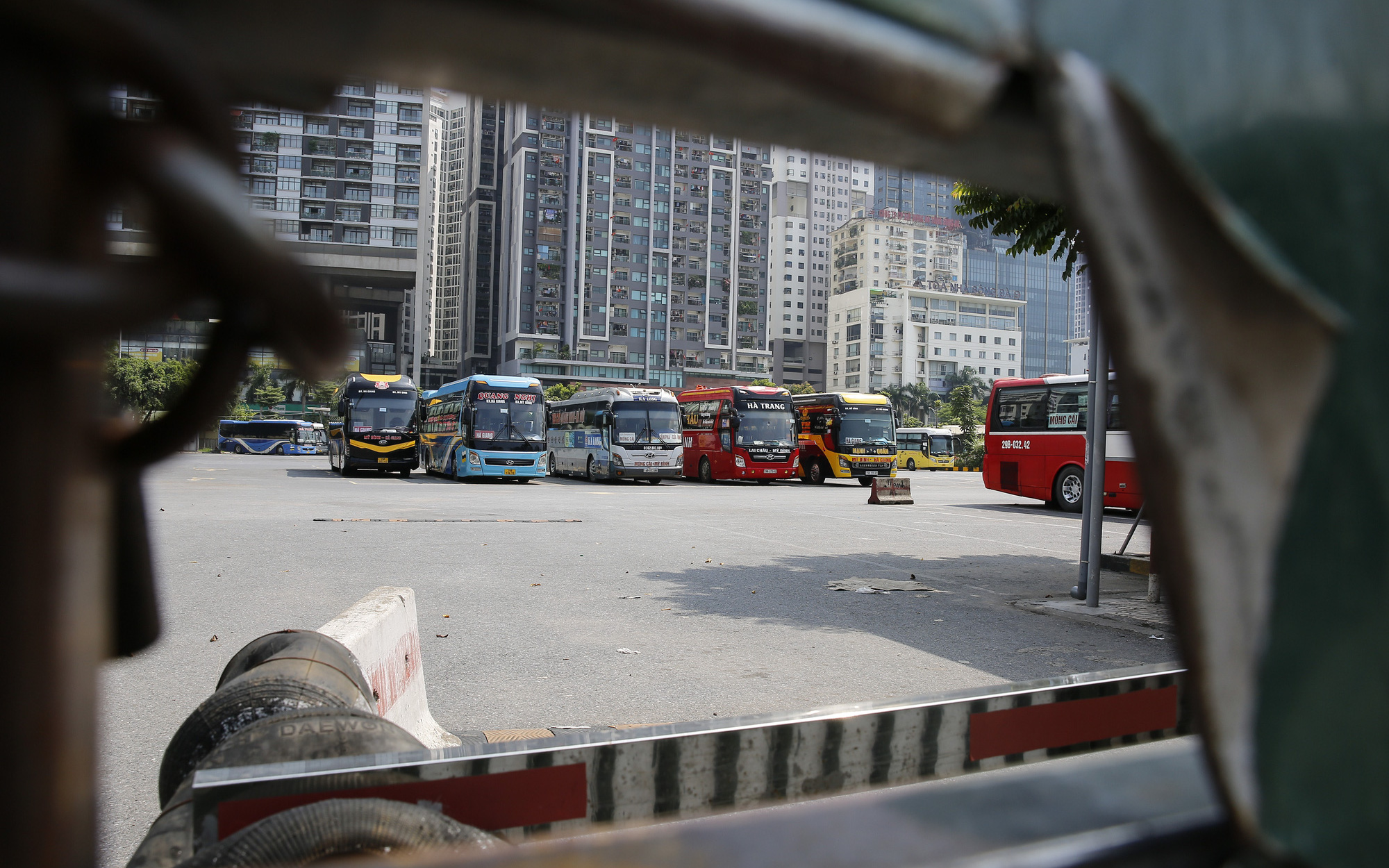 Bến xe tại Hà Nội vắng lặng, hàng loạt xe khách 