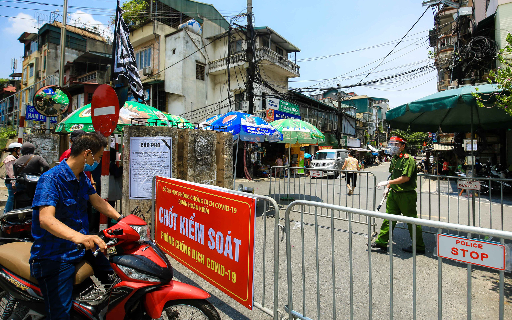 Ảnh: Khẩn cấp phong toả cách ly tế phường Chương Dương, Hà Nội