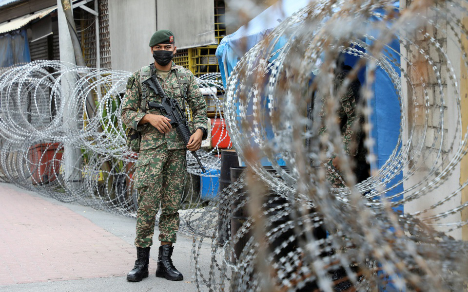 Cảnh sát Malaysia bồng súng, dùng dây thép gai để kiểm soát di chuyển vì Covid-19