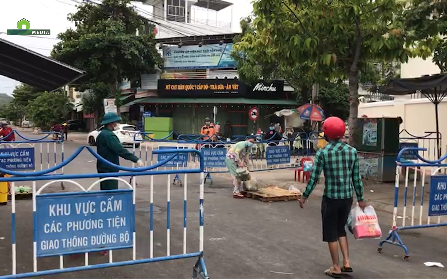 Nha Trang: Người dân trong vùng bị phong tỏa nhận tiếp tế lương thực, thực phẩm 