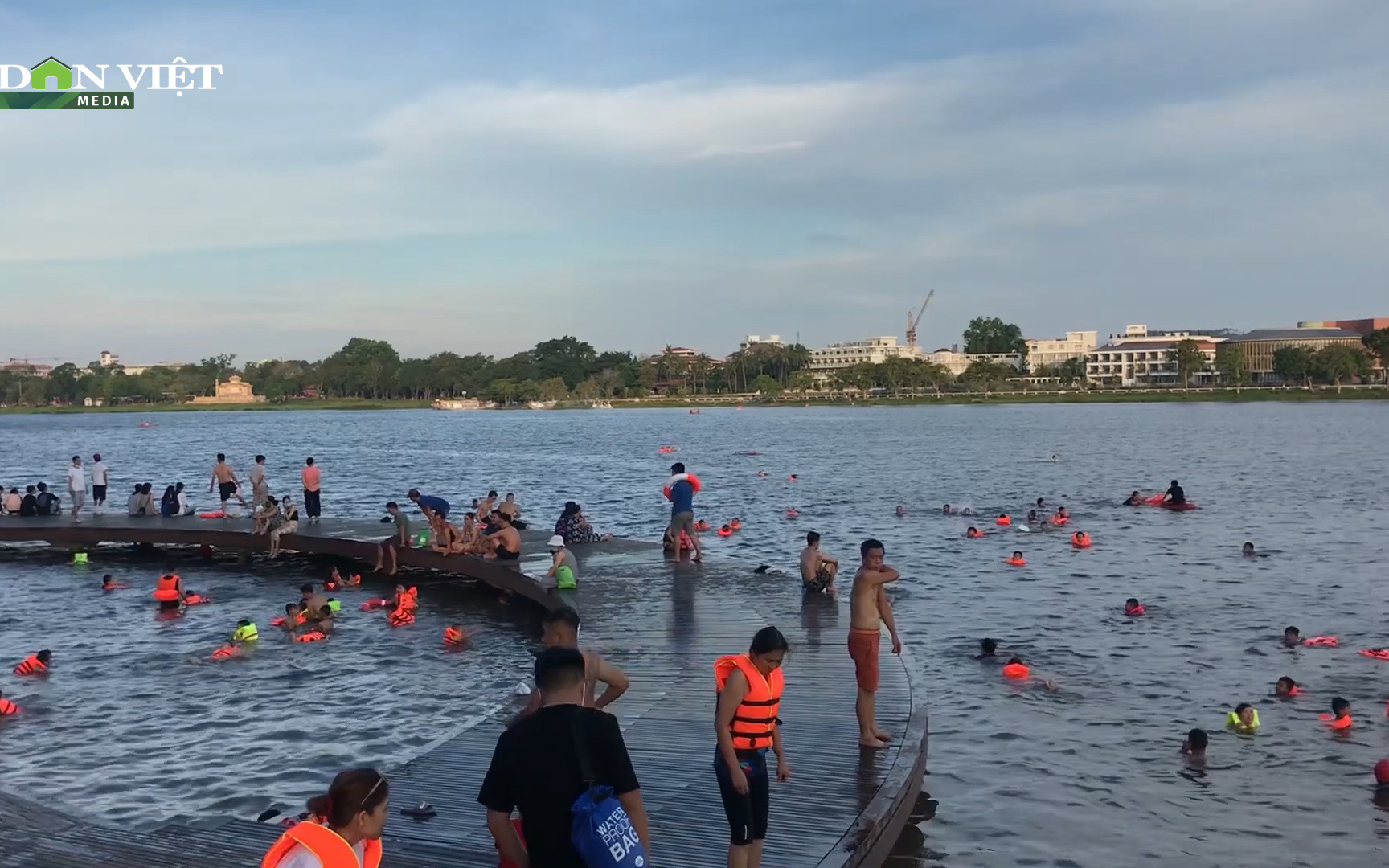 Hàng trăm người dân TP. Huế đổ xô ra tắm sông Hương, bất chấp dịch Covid-19 