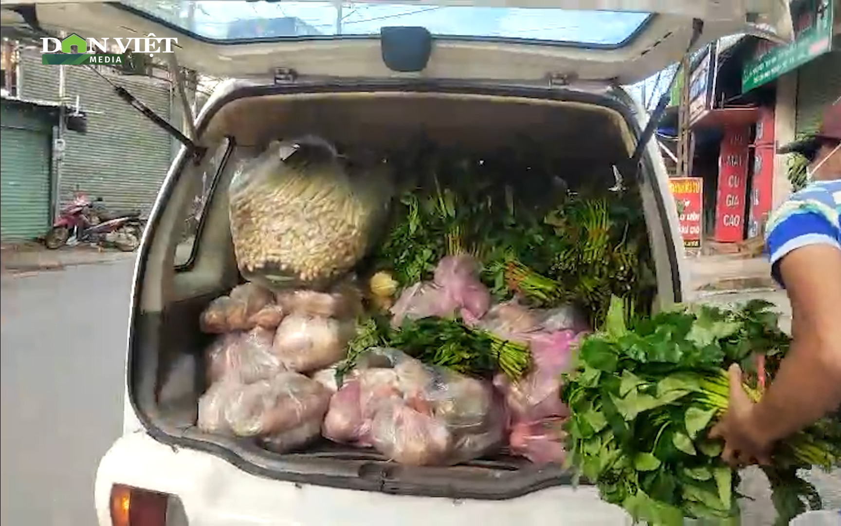 Nông dân Đồng Nai cùng báo Dân Việt tặng rau củ sạch cho bà con vùng phong toả
