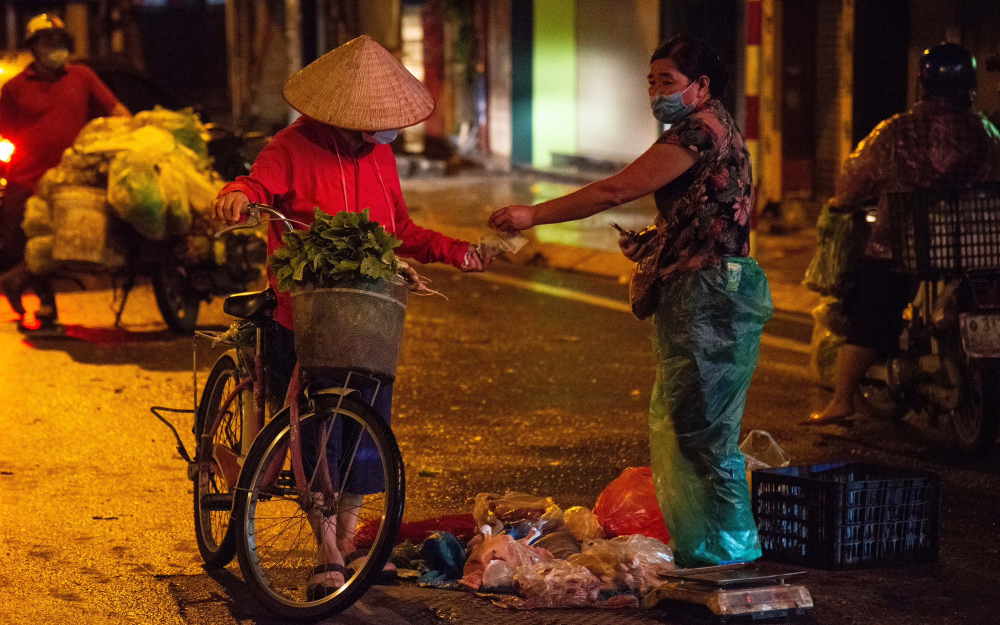 Hà Nội: Người dân đi chợ từ tờ mờ sáng để tránh chốt kiểm soát phòng chống dịch Covid-19