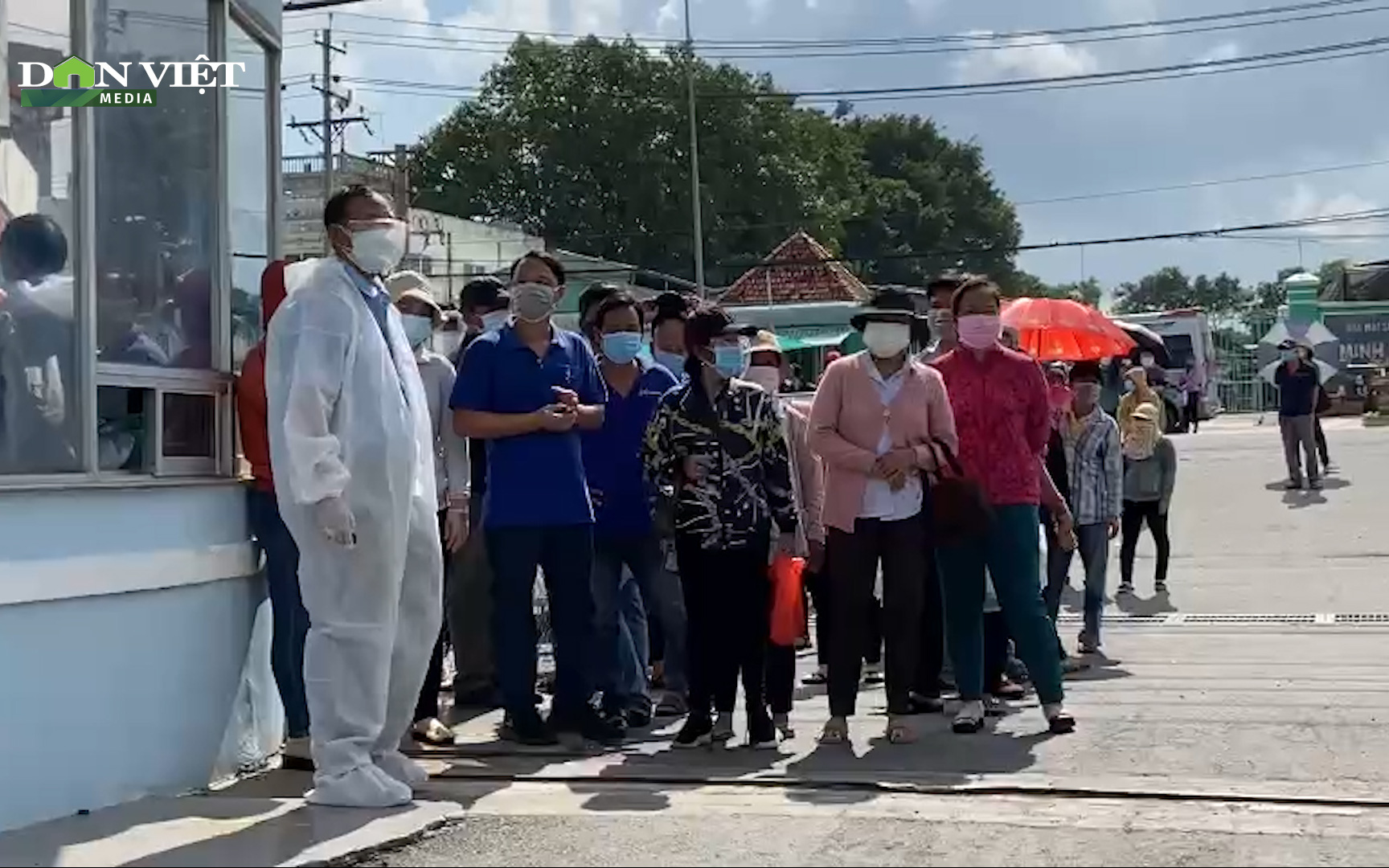 Video: Nỗi lo mất an toàn khi công nhân chen chúc chờ tiêm vaccine