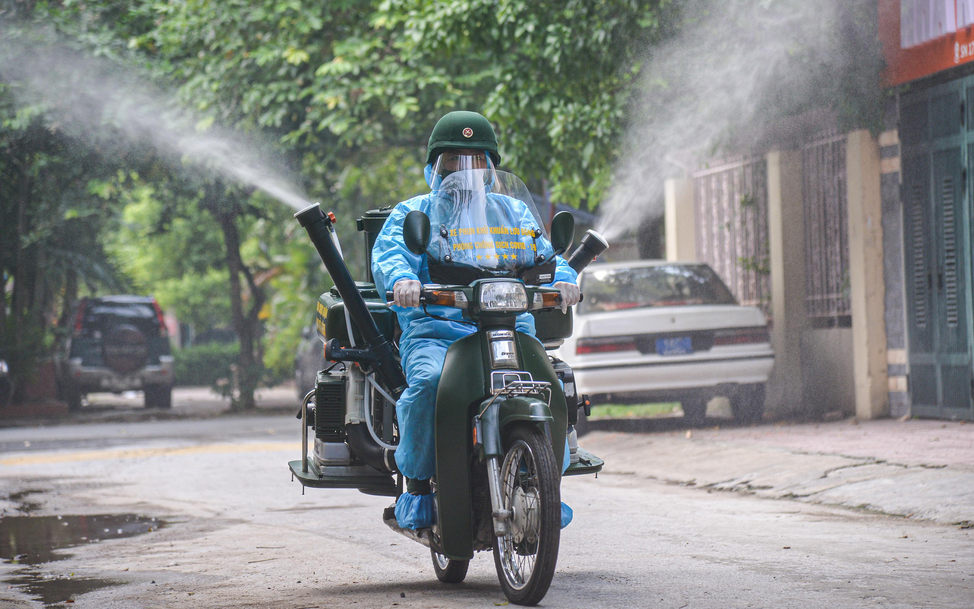 Ảnh: Cận cảnh xe phun khử khuẩn lưu động đặc biệt, đi vào từng ngõ ngách ở Hà Nội