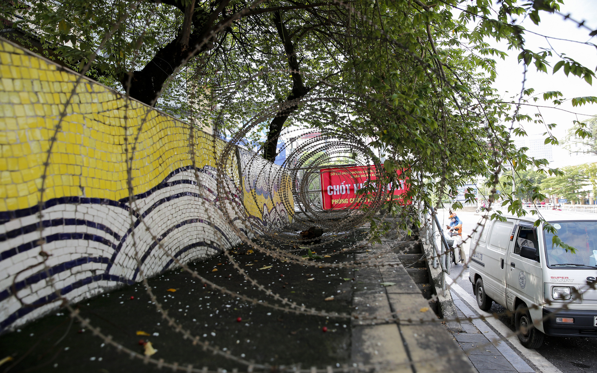 Ảnh: Lập hàng rào dây thép gai để ngăn người dân vi phạm tại khu vực phong tỏa