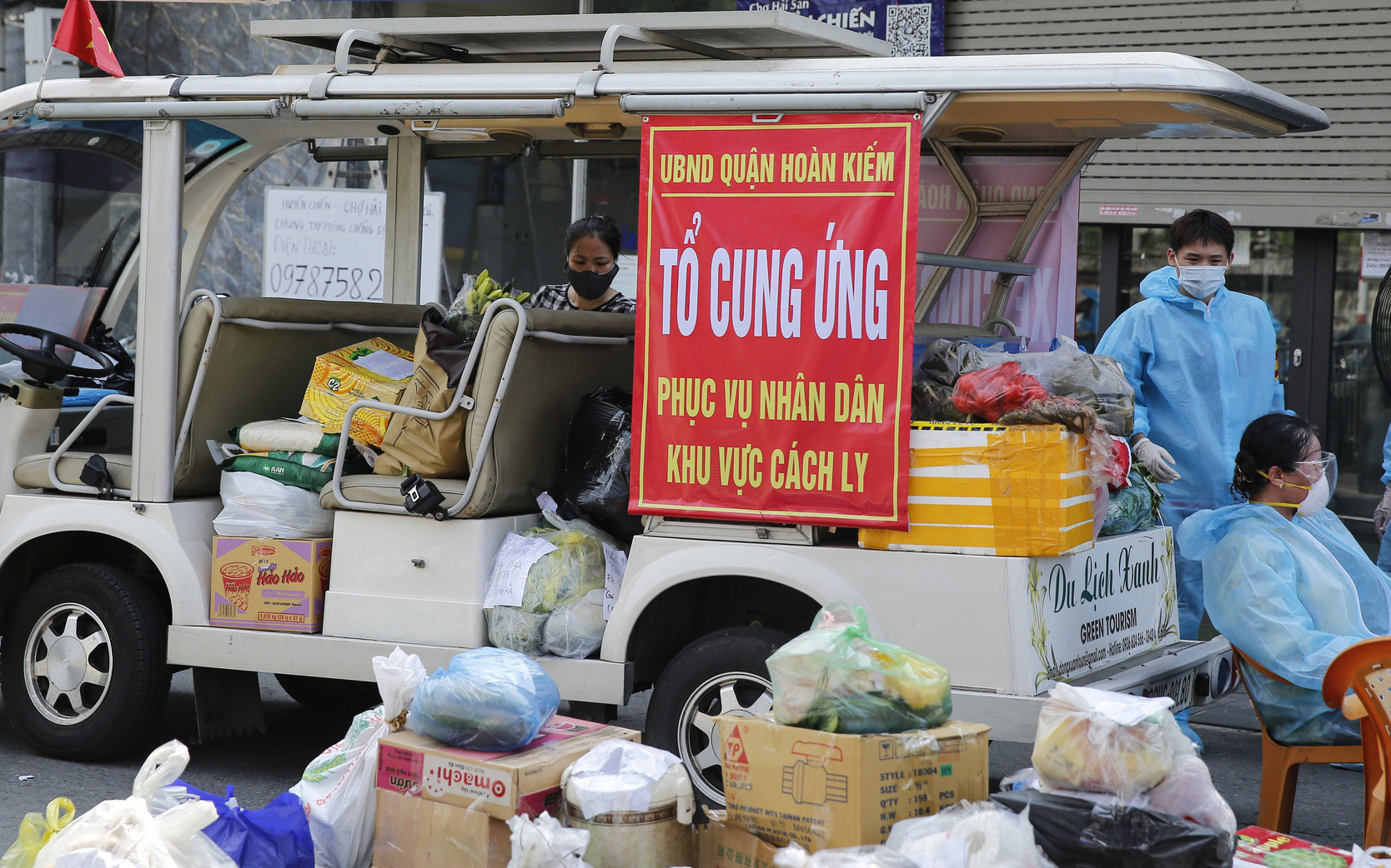 Dùng xe điện chở thực phẩm thiết yếu cho một phường bị cách ly y tế tại Hà Nội