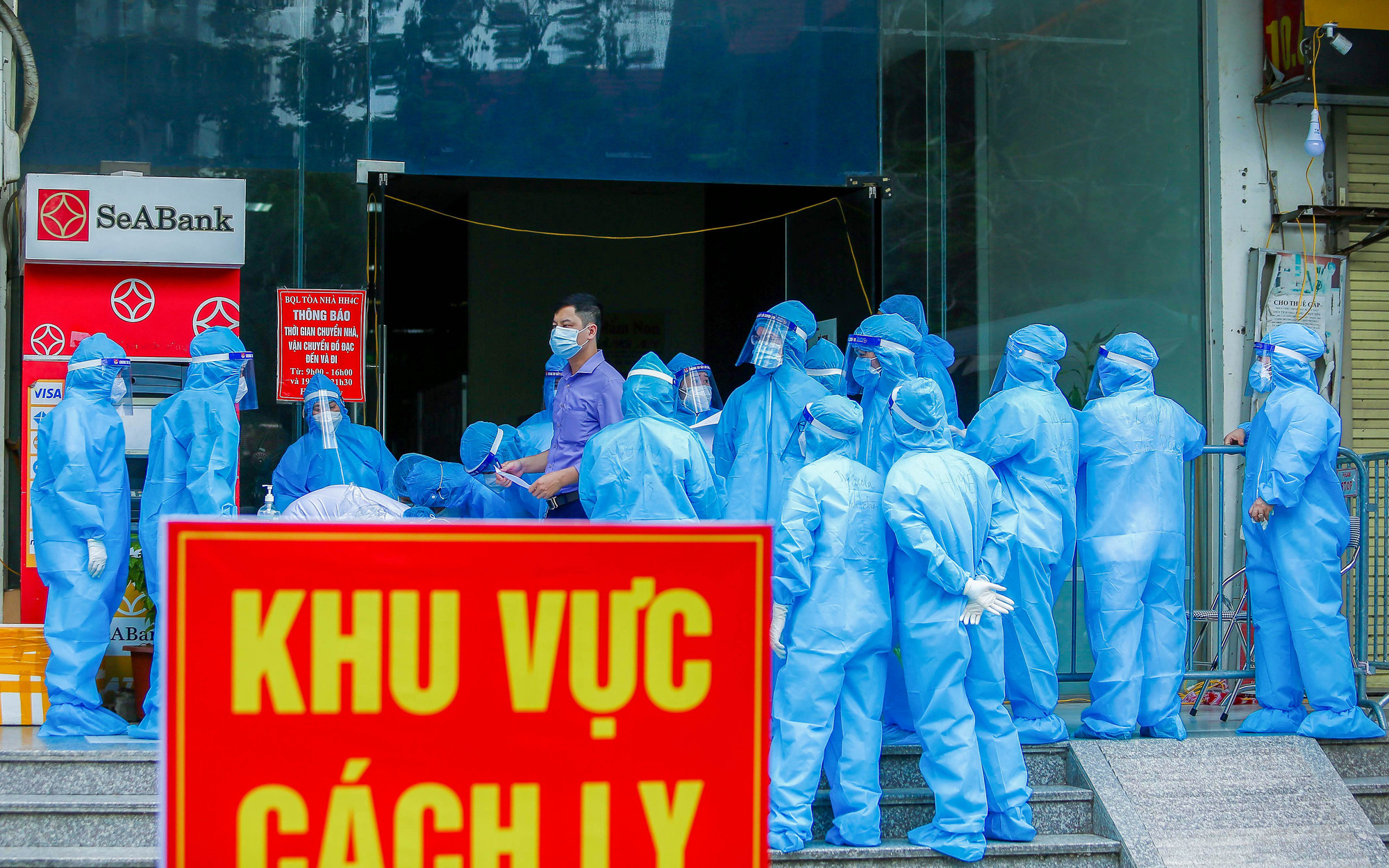 Hàng trăm nhân viên y tế đang tức tốc truy vết F0 tại chung cư Linh Đàm