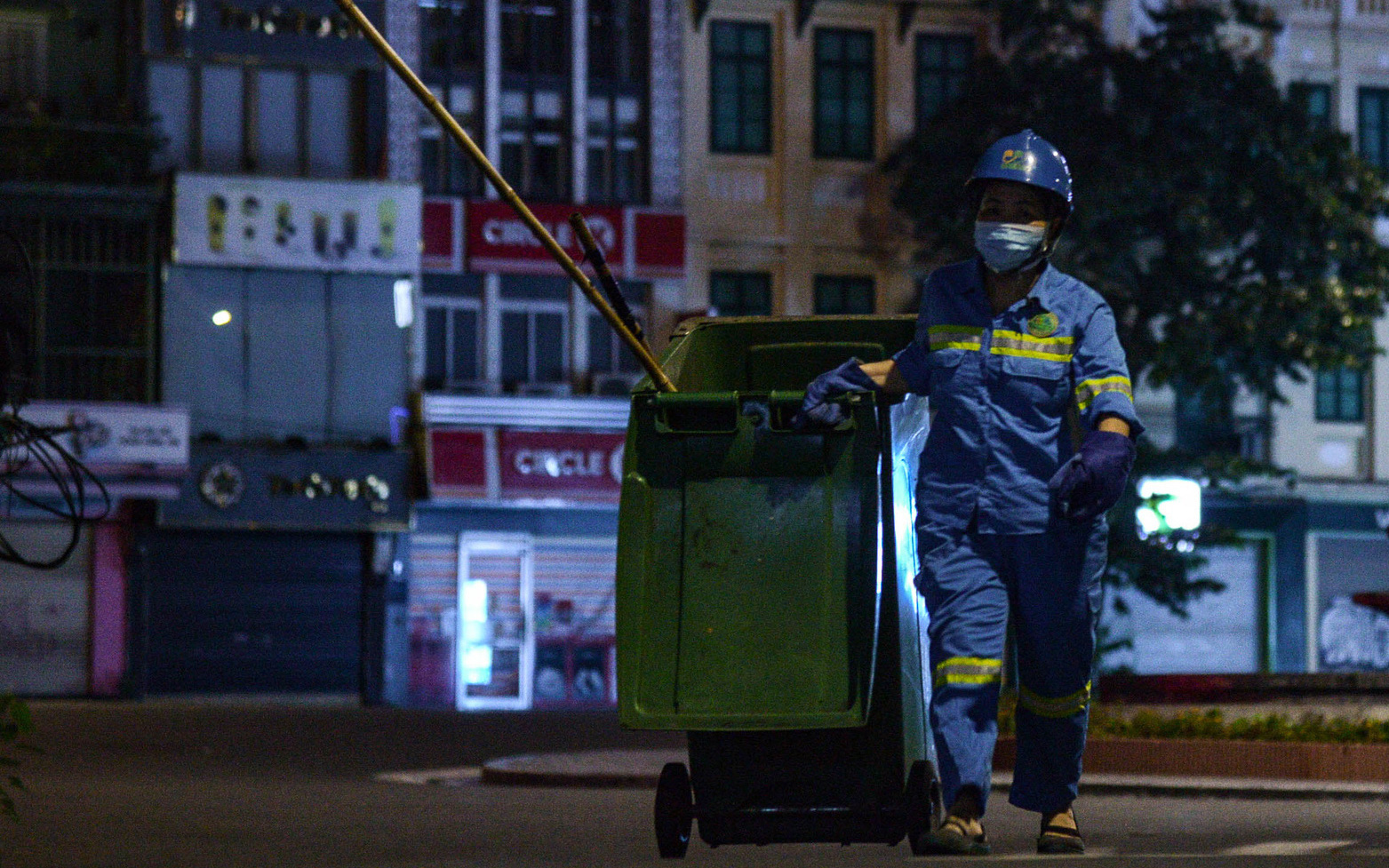 Hà Nội: Những nữ lao công thức trắng đêm dọn rác thải dù nỗi sợ Covid-19 luôn bủa vây