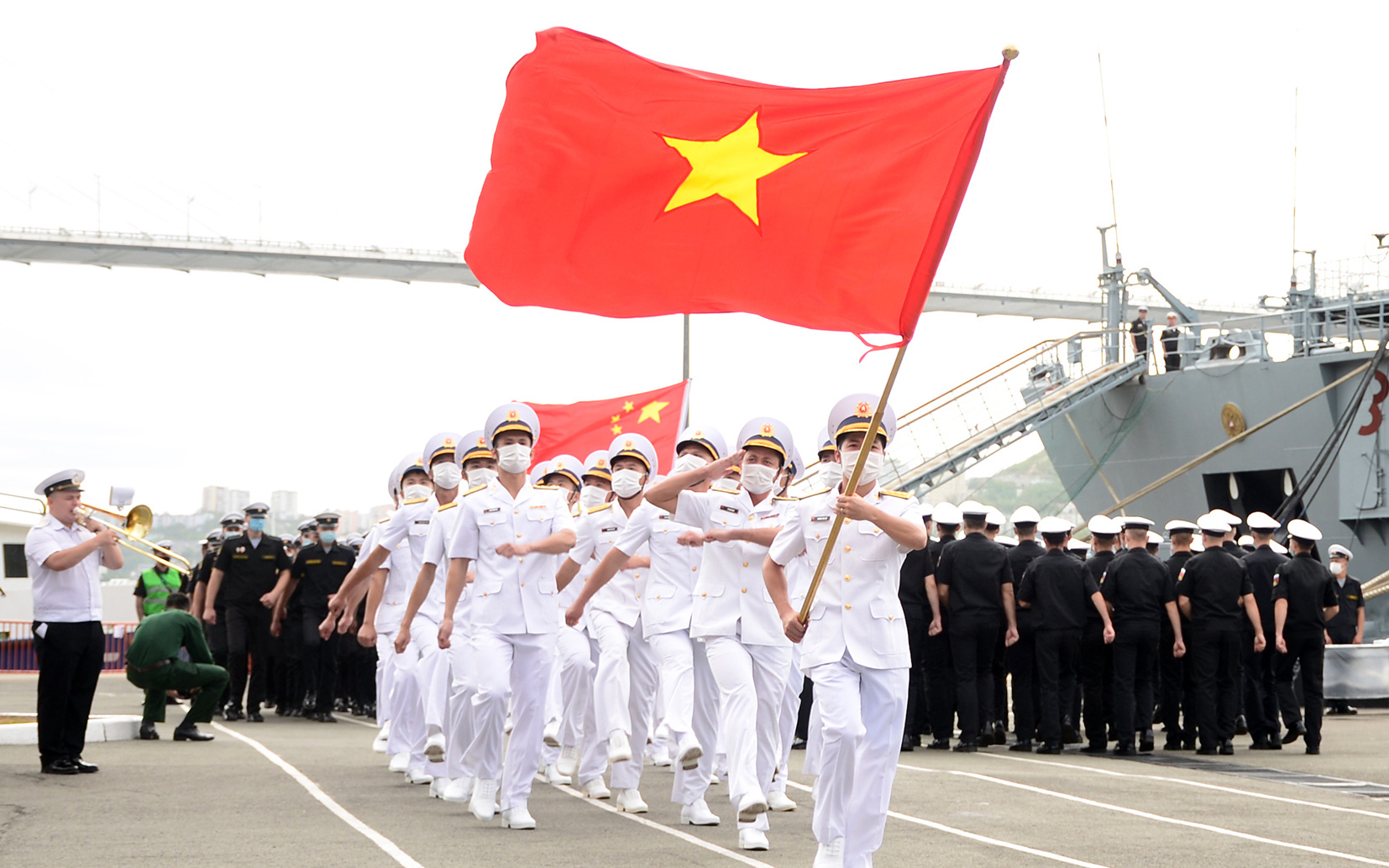 Quốc kỳ Việt Nam tung bay trên quân cảng hạm đội Thái Bình Dương tại Lễ khai mạc Army Games 2021