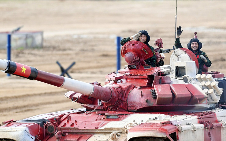 Hình ảnh kíp xe số 1 đội tuyển xe tăng Việt Nam hạ mục tiêu và băng băng về đích tại Army Games 2021