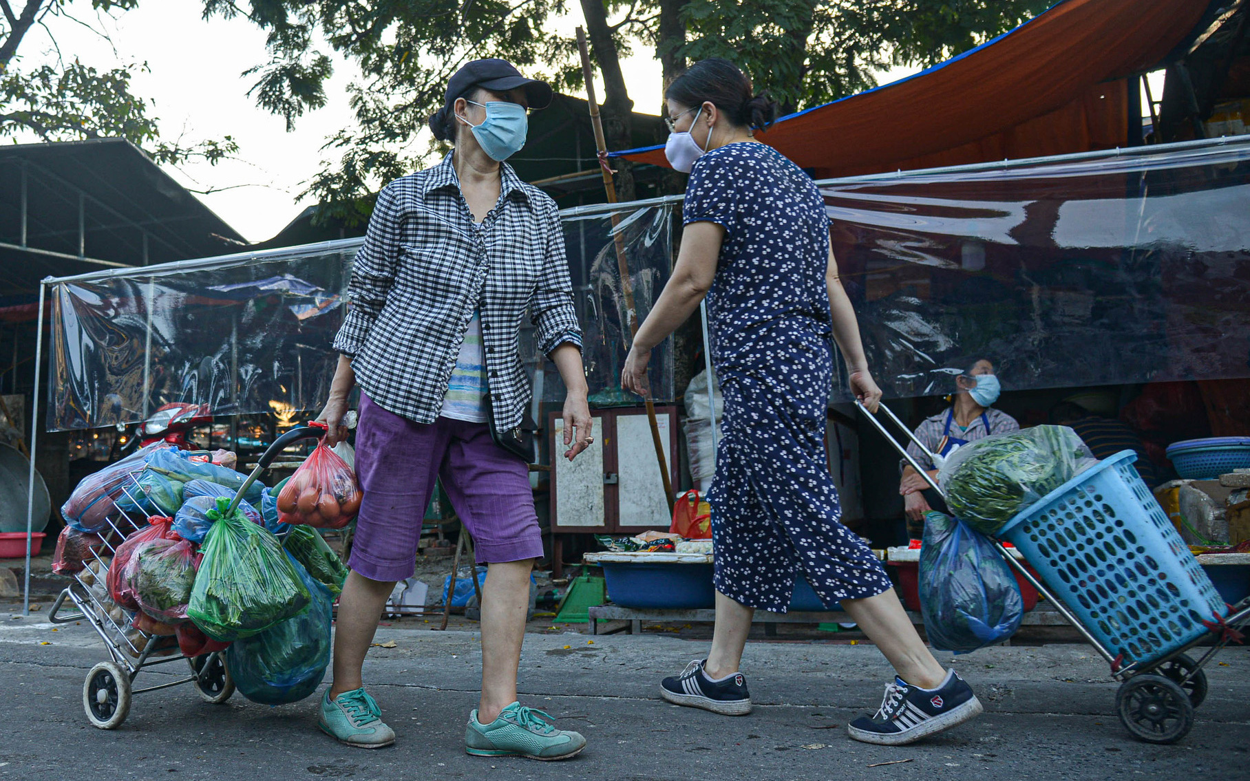 Hà Nội: Muôn kiểu đi chợ an toàn, sáng tạo những ngày giãn cách xã hội