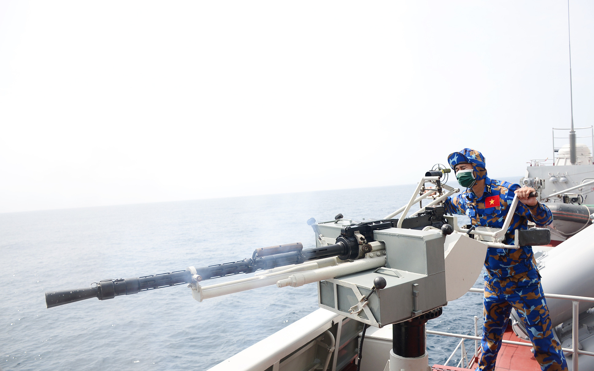 Tàu Hải quân Quang Trung ra khơi, bắn hạ mục tiêu tại Army Games 2021